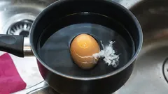 Porque é que os ovos estalam ao cozer e como evitar isso com um truque simples