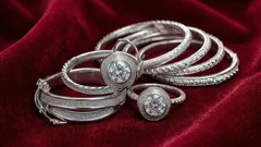 A prata vai brilhar como nova: uma forma rápida de devolver às joias o seu aspeto original