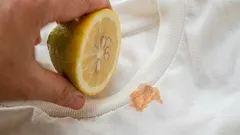 Poucos sabem: o truque com limão que permite remover manchas de suor da roupa em poucos minutos