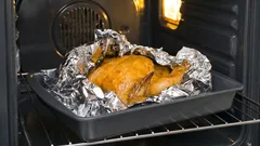 De que lado colocar a folha de alumínio no tabuleiro: brilhante ou mate? Isso faz diferença?