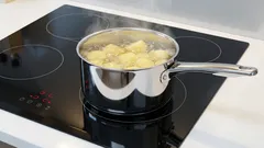 Não deite fora a água em que cozeu as batatas — ainda pode ser-lhe útil.