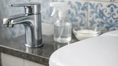 Anticalcário caseiro com vinagre branco: receita simples para torneiras e sanita