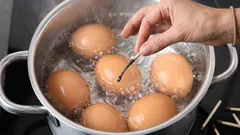 O truque dos fósforos queimados para cozer ovos sem rachar a casca