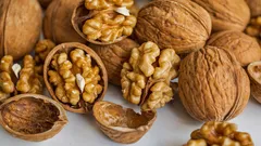 Não deite fora as cascas de nozes: podem resolver muitos problemas domésticos.