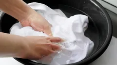 Adicione duas colheres de sopa à água e a roupa branca fica como nova: o amarelecido e a sujidade desaparecem na lavagem