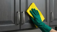 Como limpar armários de cozinha engordurados sem riscar: receita simples e segura