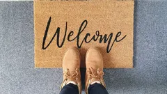 Coloque isto debaixo do tapete da entrada na primavera e vai livrar-se de um problema frequente