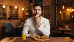 Os psicólogos explicaram qual hábito à mesa denuncia uma pessoa tola — lembre-se disso de uma vez por todas.