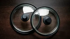 Como limpar tampas de vidro cobertas por uma película baça: um método simples que dissolve a película de gordura