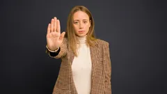 Para ser feliz, é preciso saber defender os limites pessoais. Como aprender a dizer «não»?