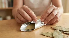 Porque é que há quem leve uma folha de louro embrulhada em papel de alumínio na carteira