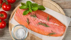 Melhor do que comprado: veja como marinar peixe vermelho para que fique delicioso.