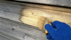 Como branquear madeira escurecida sem lixar: um método simples com dois produtos caseiros