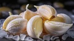 Porque é que algumas donas de casa congelam dentes de alho: decore este truque culinário