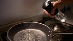 Porque é que os cozinheiros mais experientes esfregam a frigideira com vinagre antes de cozinhar: um velho truque de cozinha