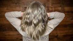 As melhores maneiras de cobrir os cabelos grisalhos discretamente: técnicas modernas que os escondem