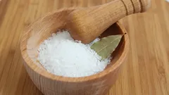 Tigela com sal e três folhas de louro no peitoril da janela: método comprovado para resolver um problema comum