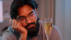 Porque é que a sensação de solidão se intensifica durante as festas e como lidar com ela: conselhos de um psicólogo