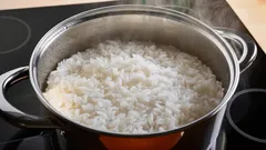 O arroz não gruda durante o cozimento: esse método de preparo é usado por cozinheiros experientes.
