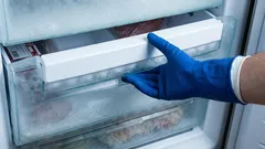 Como remover com segurança a geada e os maus odores do congelador