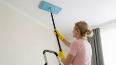 Como limpar um teto tensionado sem deixar marcas: um método comprovado por donas de casa experientes