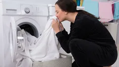 Como tirar o cheiro a mofo da roupa sem lavar: 7 truques rápidos