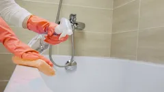 Como limpar a banheira até ficar perfeitamente branca: uma solução caseira simples com três ingredientes