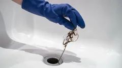 Nem vinagre nem bicarbonato de sódio: a única forma de eliminar de vez os cabelos do ralo