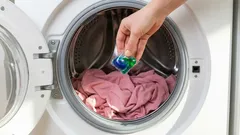 Por que as cápsulas de lavagem não se dissolvem na máquina de lavar: os erros mais comuns