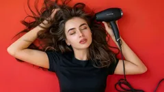 O truque para evitar raiz oleosa no dia seguinte pode estar na forma como seca o cabelo