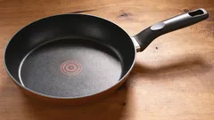 Frigideira limpa em 60 minutos: como remover resíduos acumulados ao longo dos anos sem produtos químicos